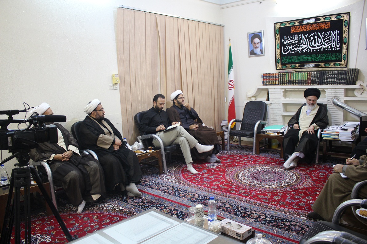 دیدار مدیر و کارکنان مرکز تخصصی نماز با آیت الله حسینی بوشهری