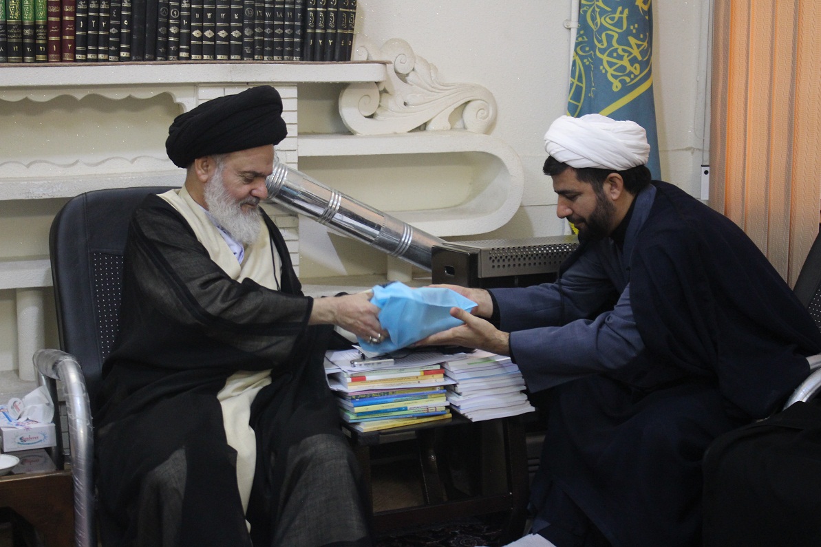 دیدار مدیر و کارکنان مرکز تخصصی نماز با آیت الله حسینی بوشهری