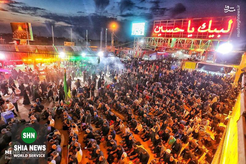 اقامه نماز جماعت زائران در مسیر کربلا