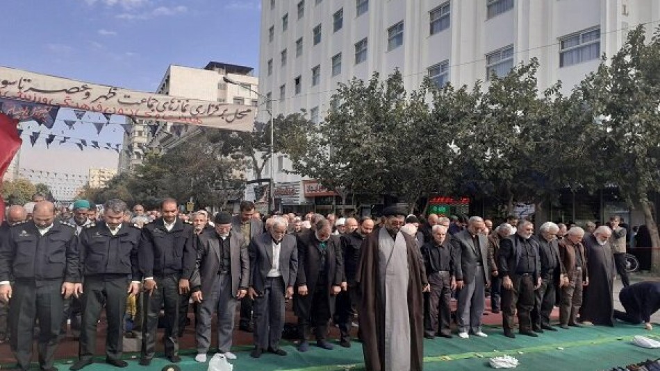  عزاداران نماز را در خیابان‌های اطراف حرم رضوی اقامه کردند