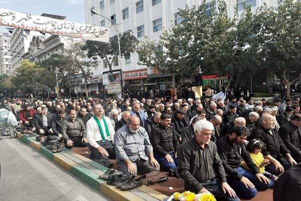  عزاداران نماز را در خیابان‌های اطراف حرم رضوی اقامه کردند