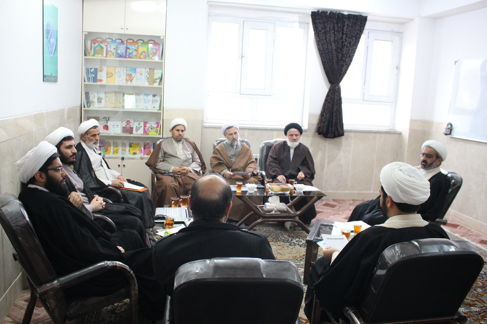 جلسه بررسی و تصویب موضوعات پایان نامه های سطح 3 و 4 حوزه علمیه قم با محوریت معارف نماز