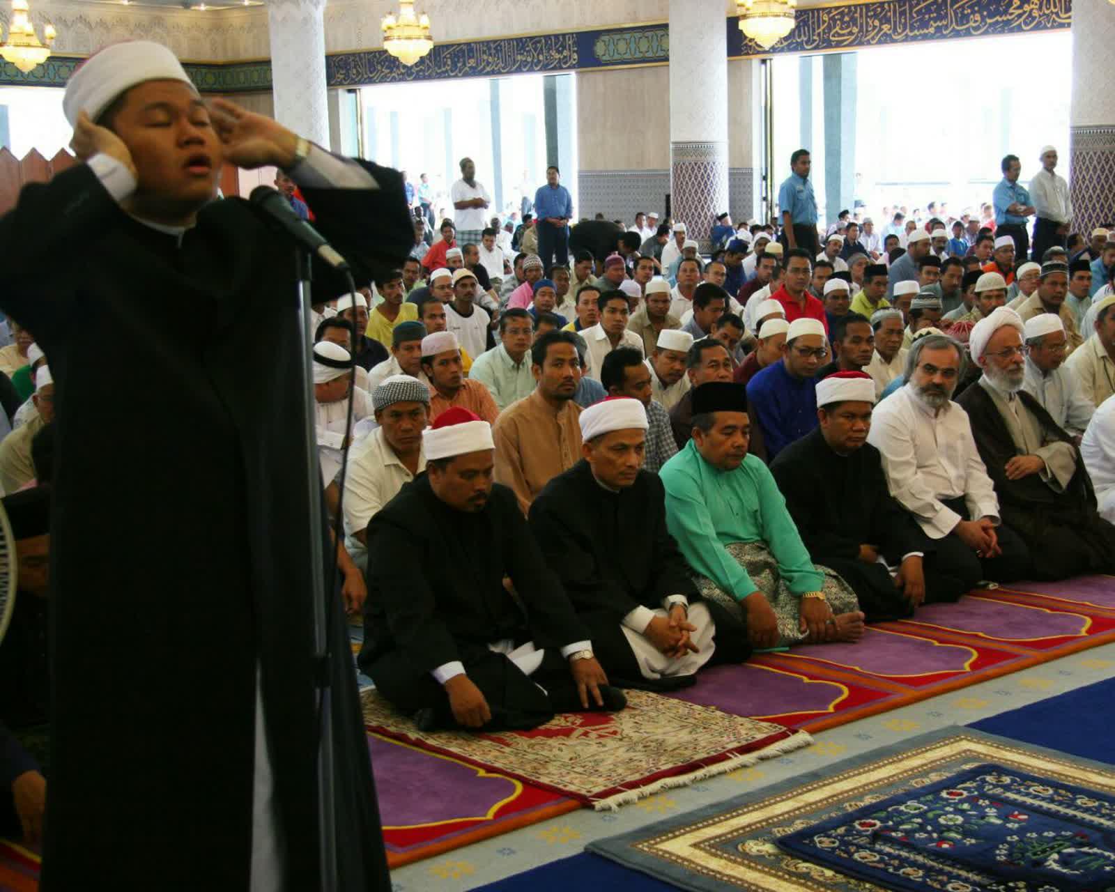 حضور آیت الله مصباح یزدی در نماز جماعت برادران اهل‌سنت در جریان سفر به کشور مالزی (خرداد و تیر ۱۳۸۵)