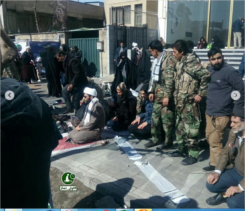 نماز در راهپیمایی 22 بهمن