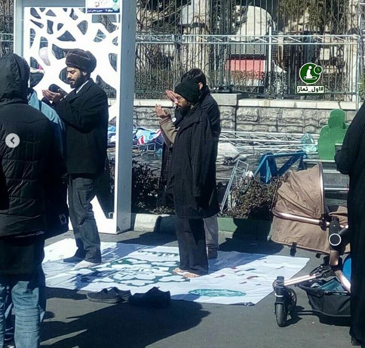 نماز در راهپیمایی 22 بهمن
