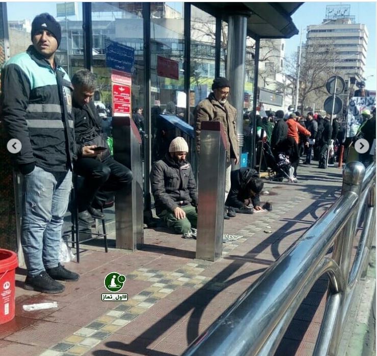 نماز در راهپیمایی 22 بهمن