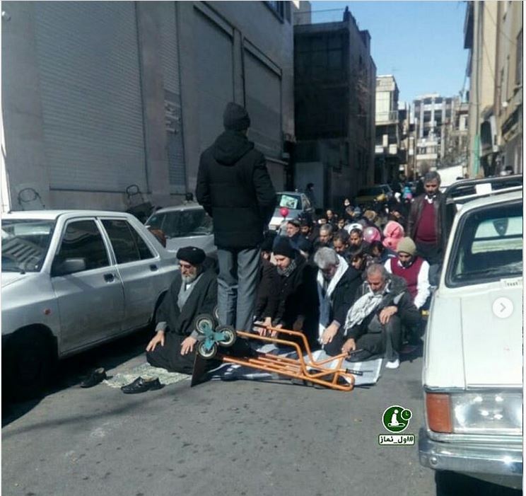 نماز در راهپیمایی 22 بهمن