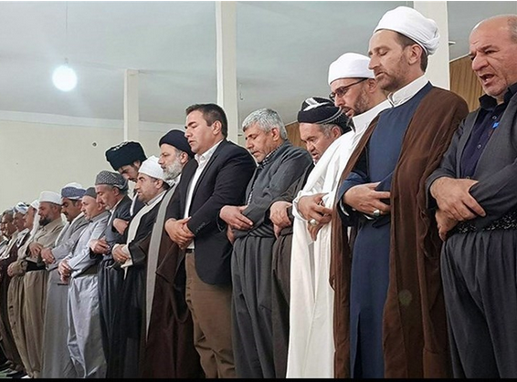 تصویری کمتر دیده شده از آیت‌الله رئیسی در نماز جماعت اهل‌سنت کردستان