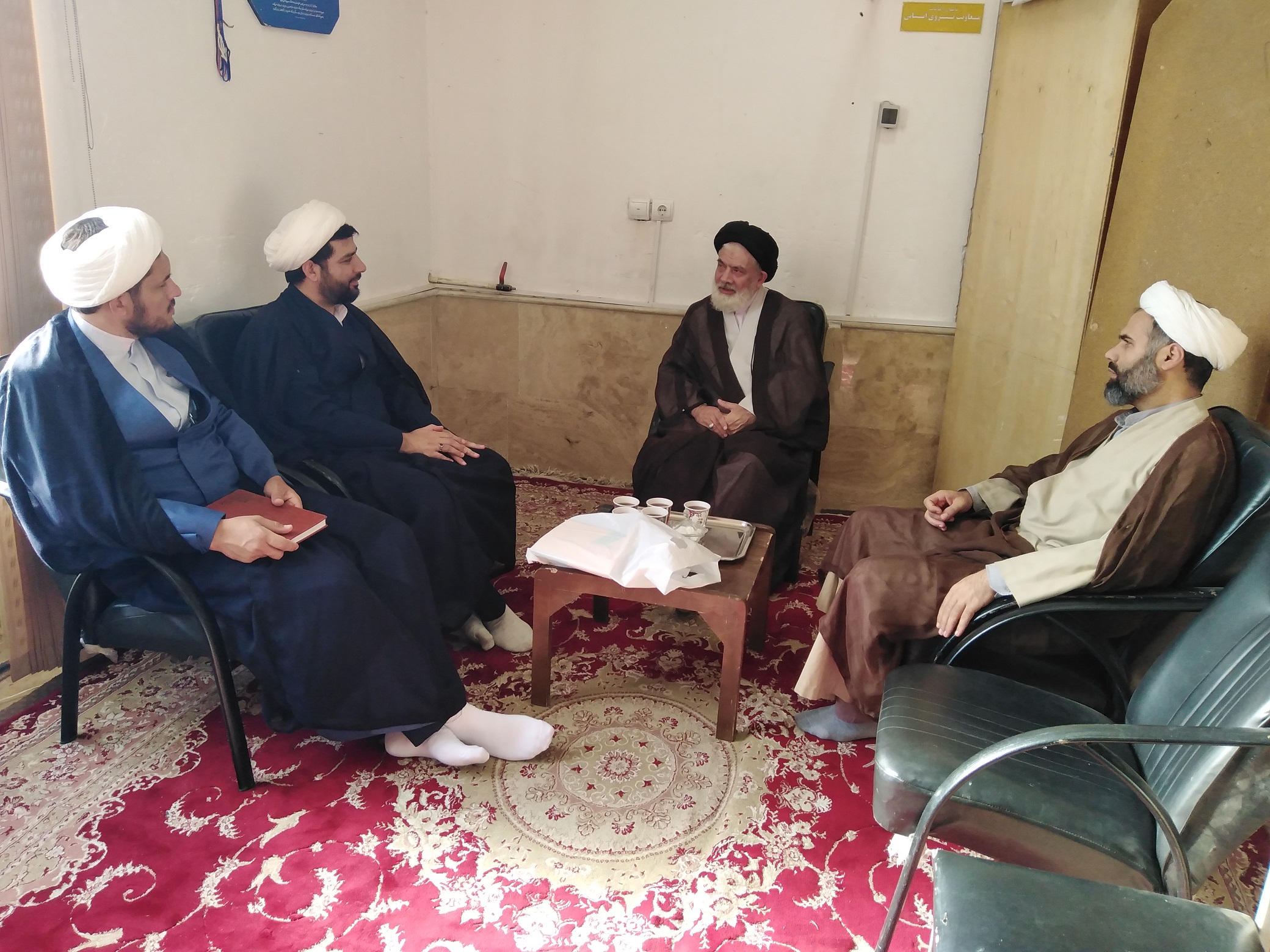 جلسه مدیر مرکز تخصصی نماز با امام جمعه شهرک پردیسان قم