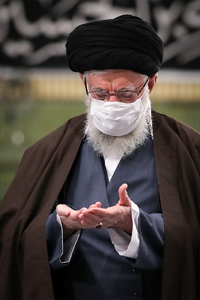 تصویری ویژه از رهبر انقلاب در حال اقامه نماز پس از قرائت زیارت اربعین