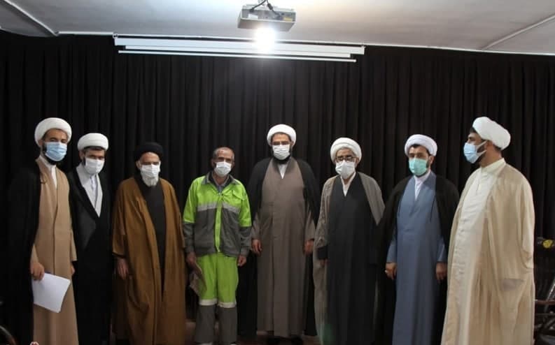 نماینده ولی فقیه در استان همدان از یک پاکبان قدردانی کرد/ نماز اول وقت حتی سرکار