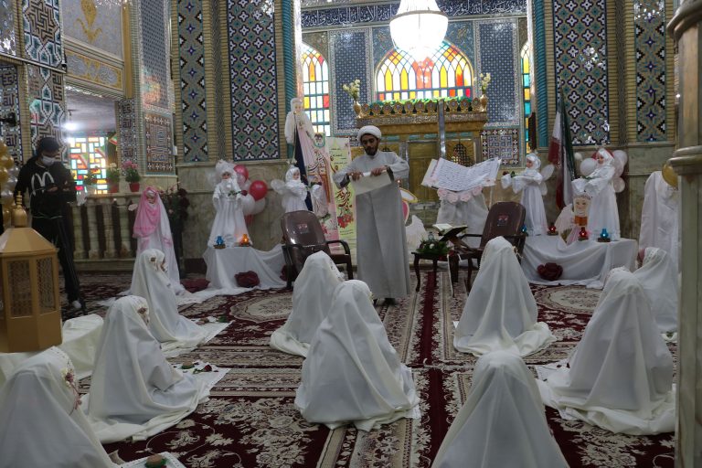 مراسم جشن عبادت بیش از ده هزار نفر از دانش آموزان دختر اصفهان به صورت مجازی برگزار شد.