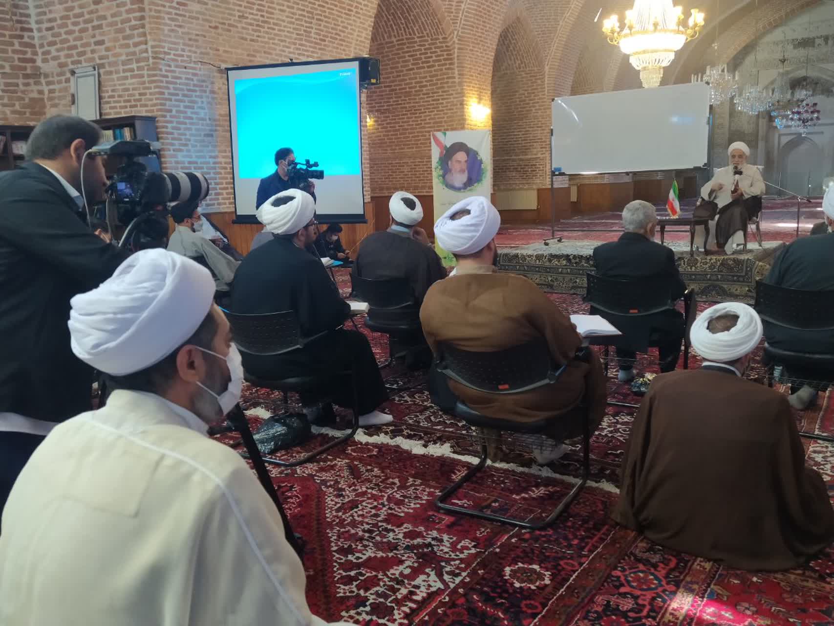 جامعه و همه مراکز آموزشی باید رنگ و بوی قرآنی داشته باشد+ تصاویر