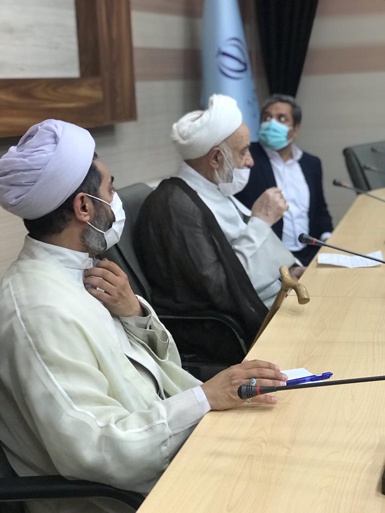 معلم کار پنج مهندس را انجام می دهد