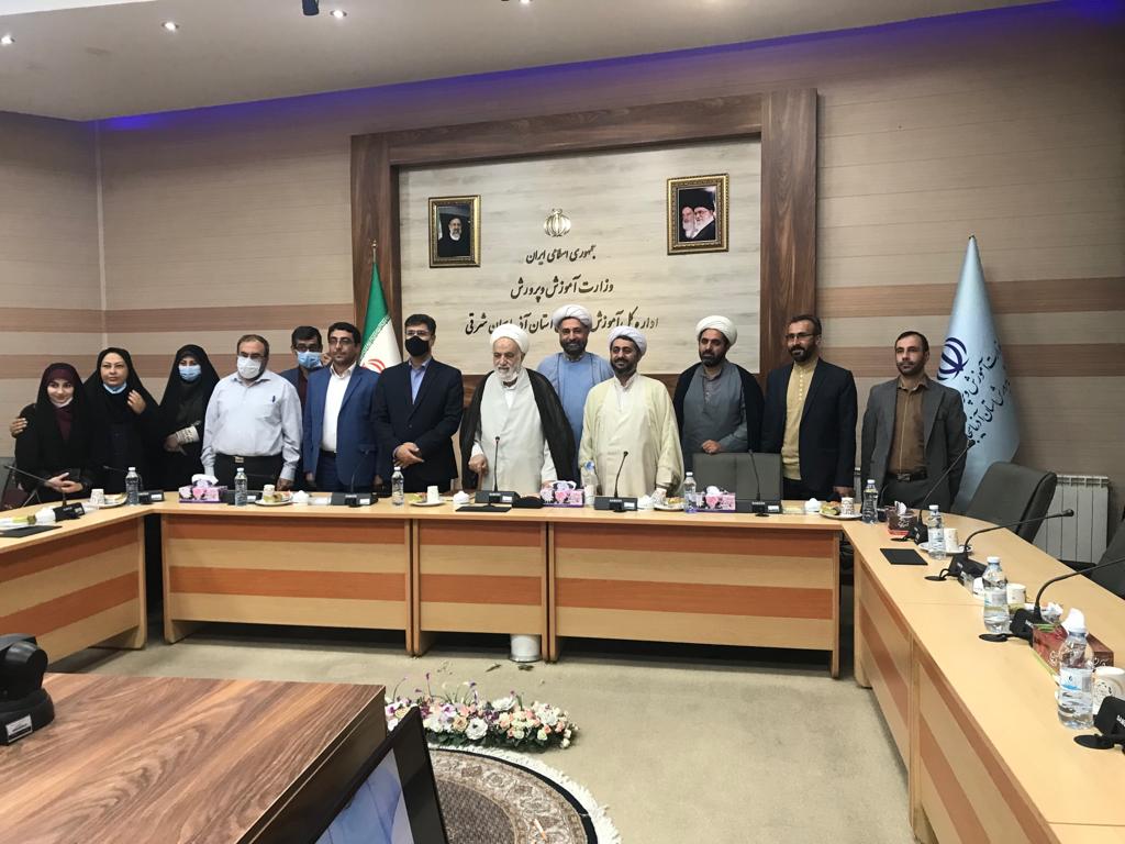 معلم کار پنج مهندس را انجام می دهد