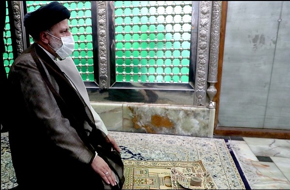 آیت الله رئیسی در حال نماز خواندن در امامزاده یحیی سمنان +عکس