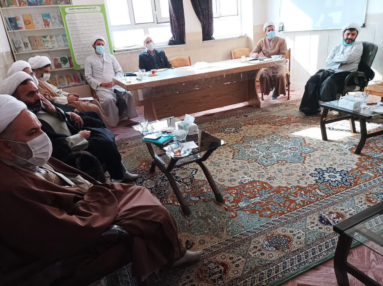 اساتید نقش برجسته ای در به حرکت در آوردن دانش پژوهان به سوی فعالیت های پژوهشی  دارند.