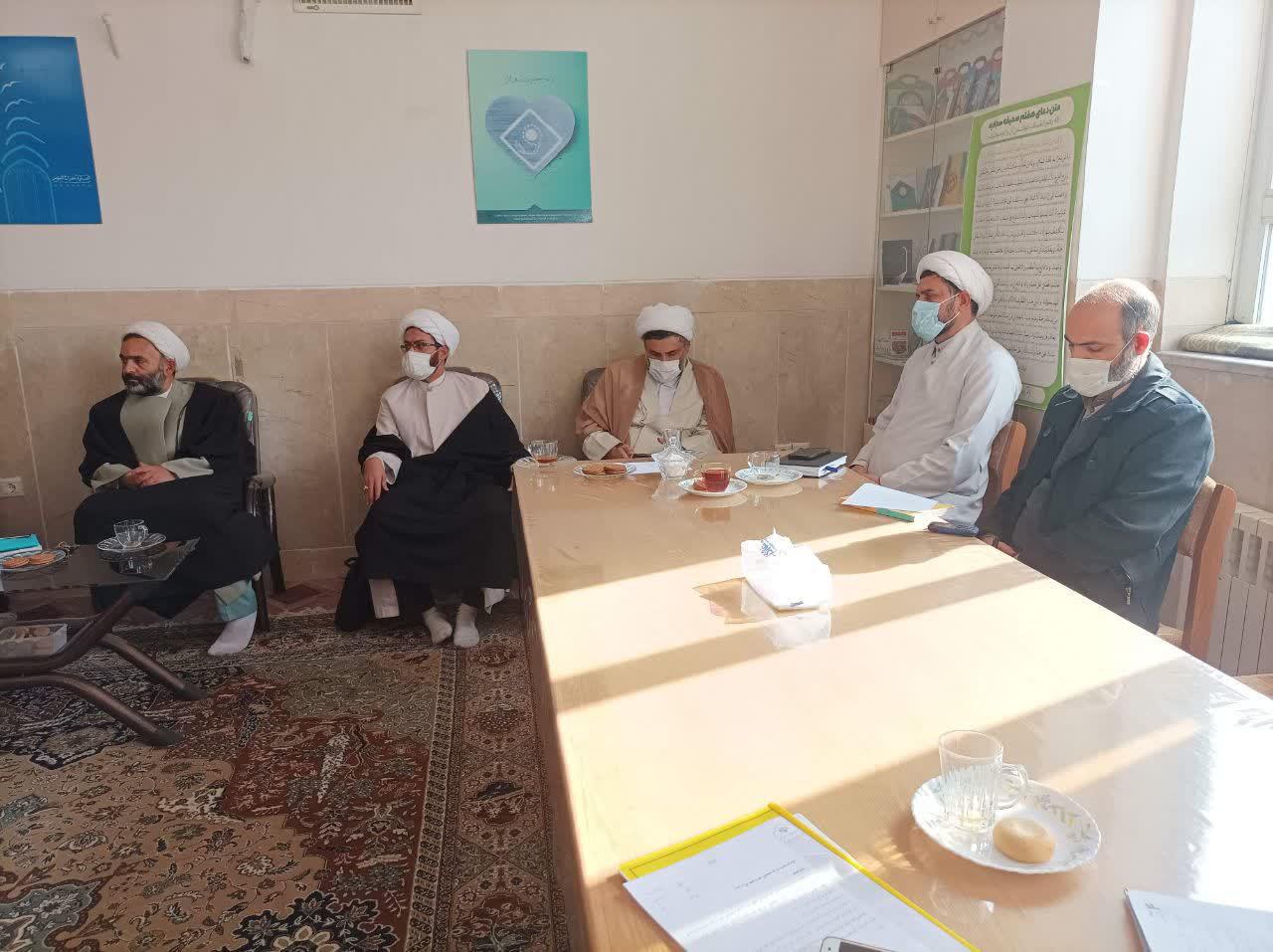 اساتید نقش برجسته ای در به حرکت در آوردن دانش پژوهان به سوی فعالیت های پژوهشی  دارند.