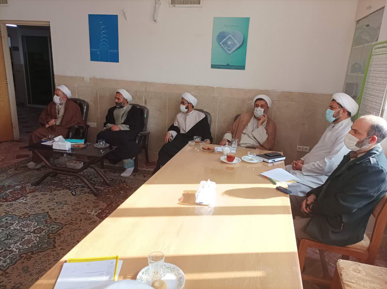 اساتید نقش برجسته ای در به حرکت در آوردن دانش پژوهان به سوی فعالیت های پژوهشی  دارند.