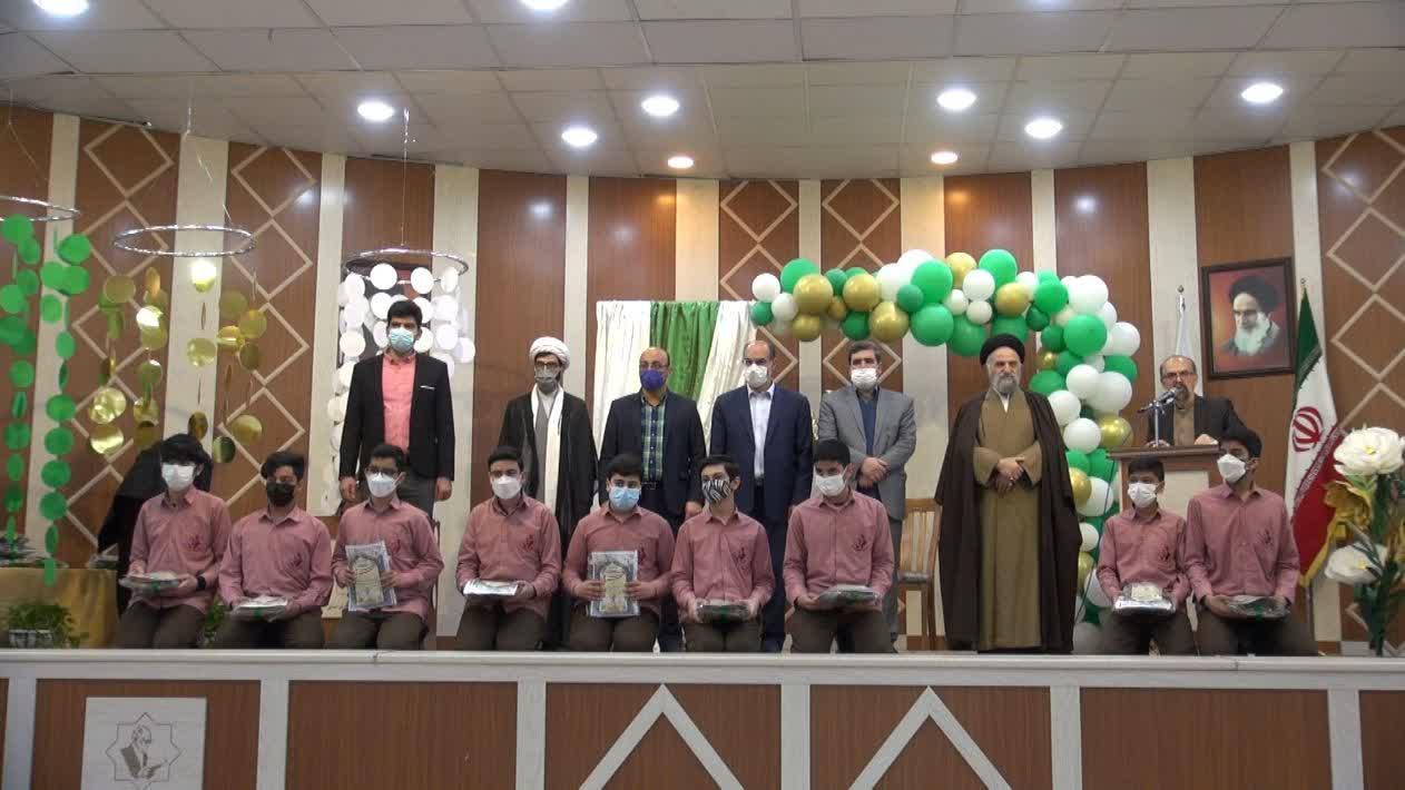 جشن تکلیف دانش آموزان مجتمع دکتر حسابی قم، با حضور آیت الله غروی برگزار شد