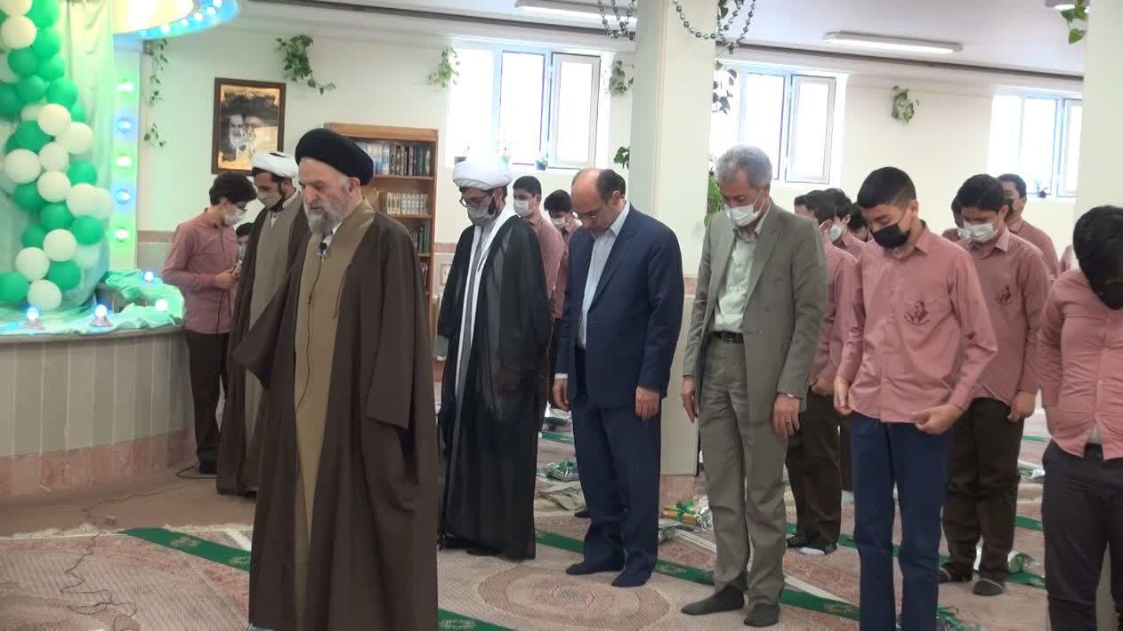 جشن تکلیف دانش آموزان مجتمع دکتر حسابی قم، با حضور آیت الله غروی برگزار شد