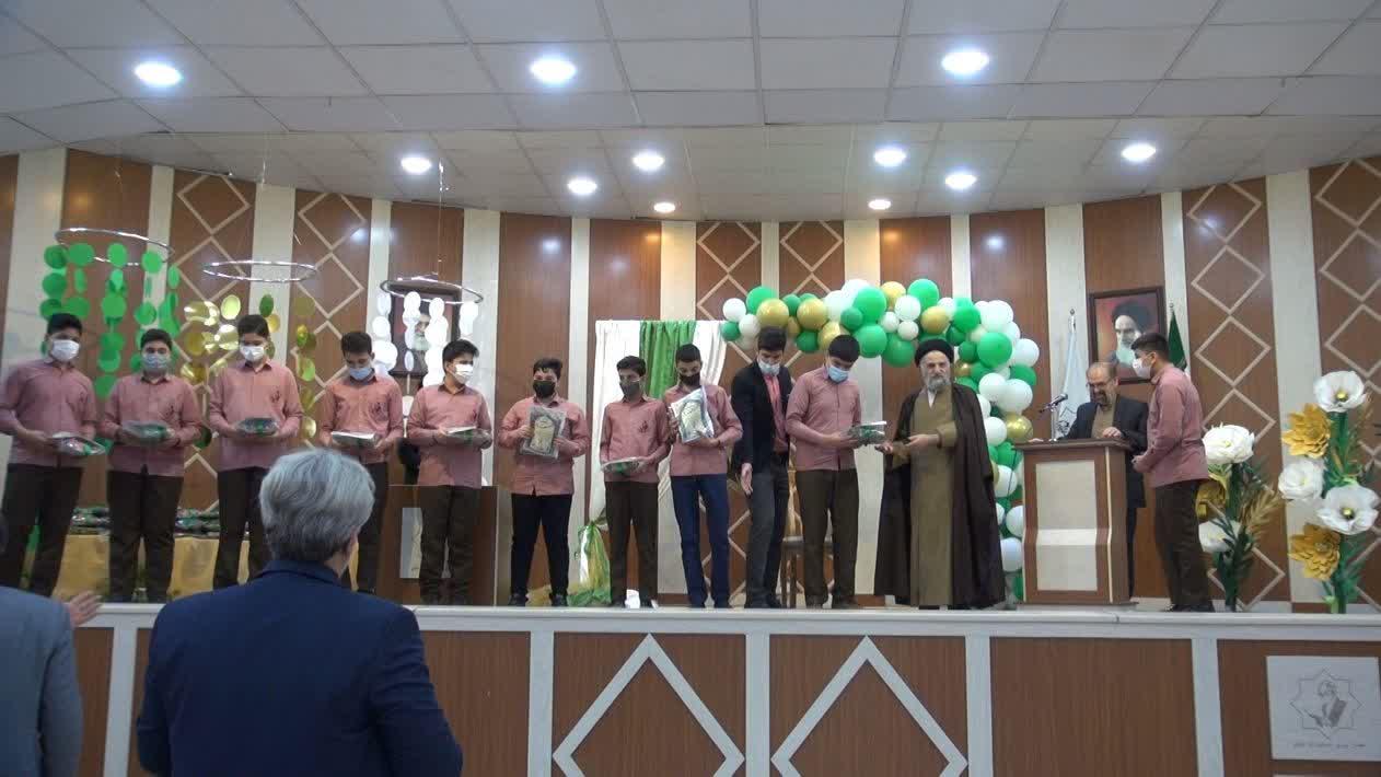 جشن تکلیف دانش آموزان مجتمع دکتر حسابی قم، با حضور آیت الله غروی برگزار شد