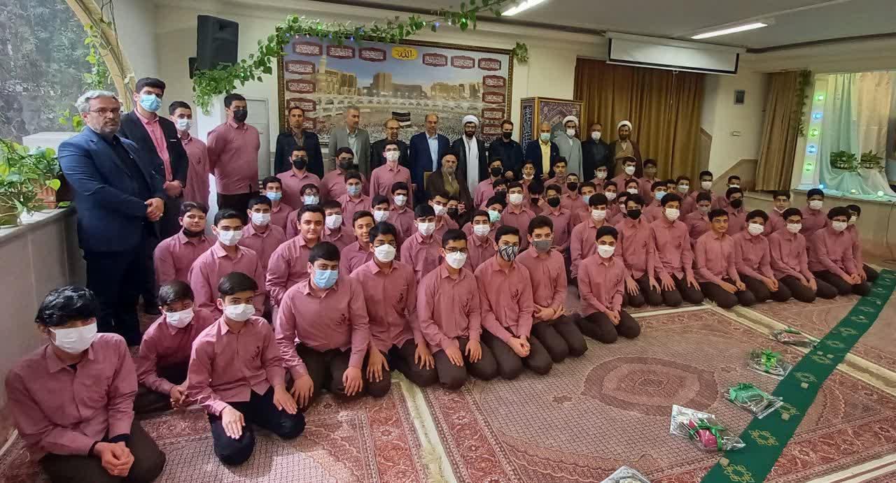 جشن تکلیف دانش آموزان مجتمع دکتر حسابی قم، با حضور آیت الله غروی برگزار شد