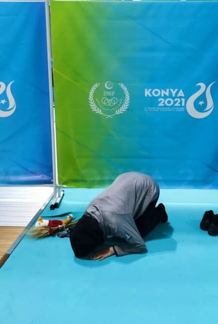  نماز شکر خواندن اولین مدال‌آور شمشیربازی بانوان