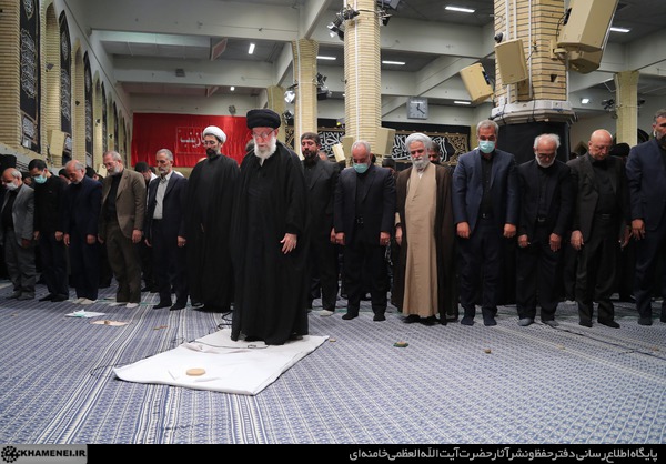  اقامه نماز ظهر روز اربعین به امامت حضرت آیت‌الله خامنه‌ای با حضور هیئت‌های دانشجویی دانشگاههای سراسر کشور