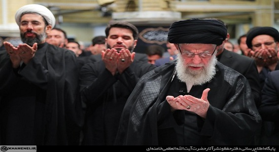  اقامه نماز ظهر روز اربعین به امامت حضرت آیت‌الله خامنه‌ای با حضور هیئت‌های دانشجویی دانشگاههای سراسر کشور