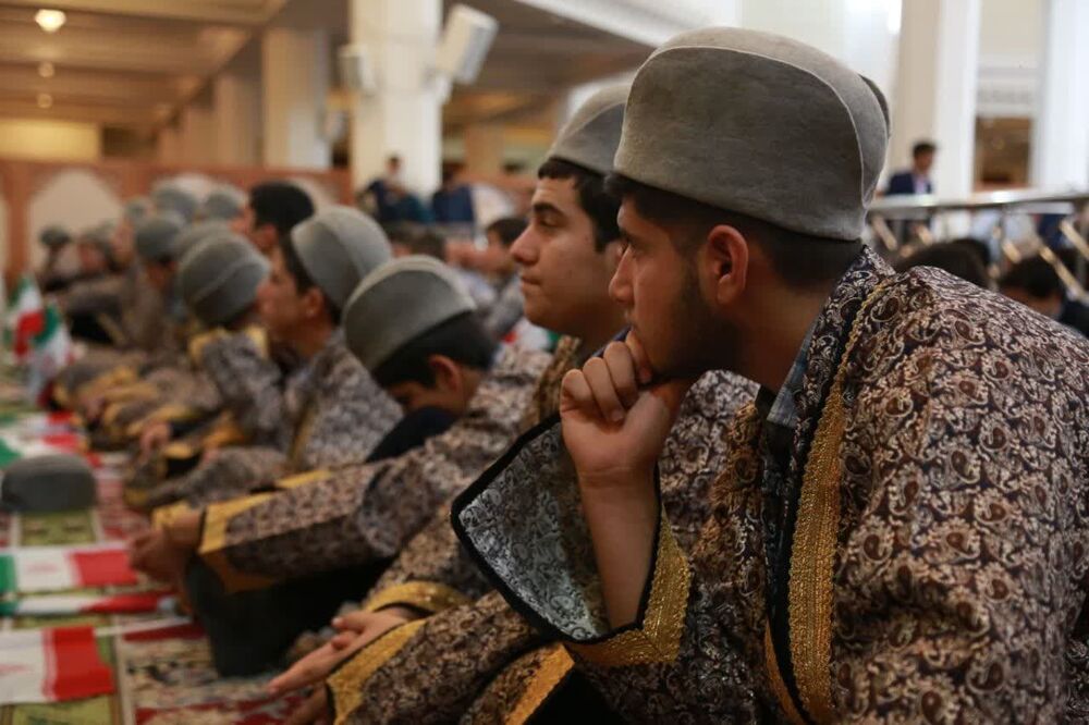 حضور پرشور دانش‌آموزان در نماز جمعه شیراز