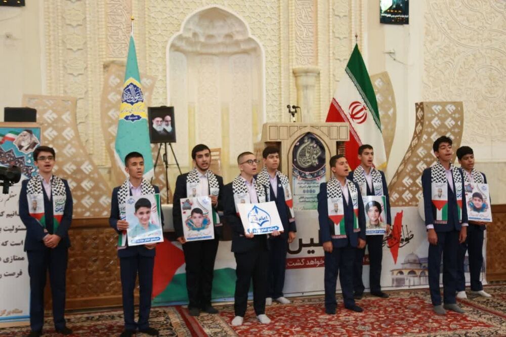 حضور پرشور دانش‌آموزان در نماز جمعه شیراز