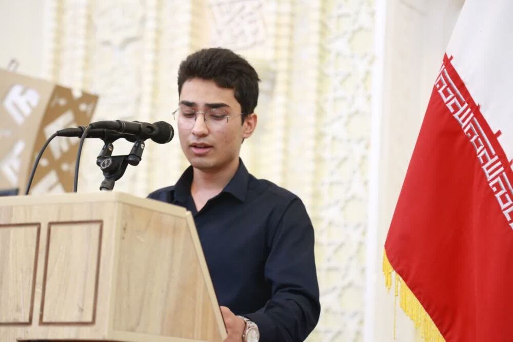حضور پرشور دانش‌آموزان در نماز جمعه شیراز