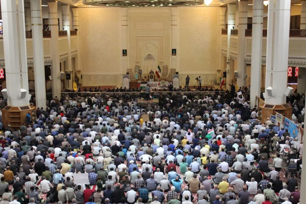 حضور پرشور دانش‌آموزان در نماز جمعه شیراز