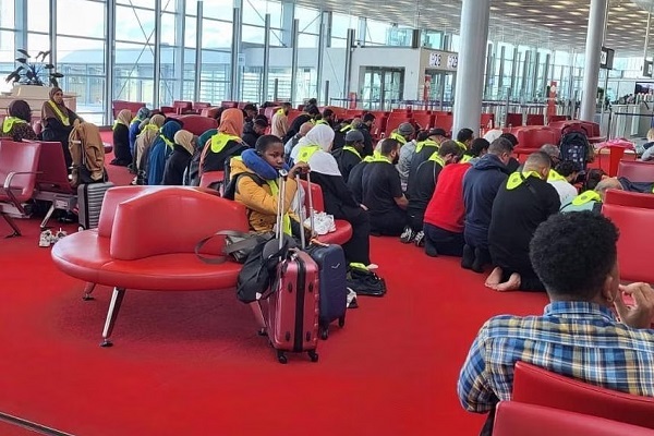 نماز جماعت در فرودگاه پاریس بحث‌برانگیز شد